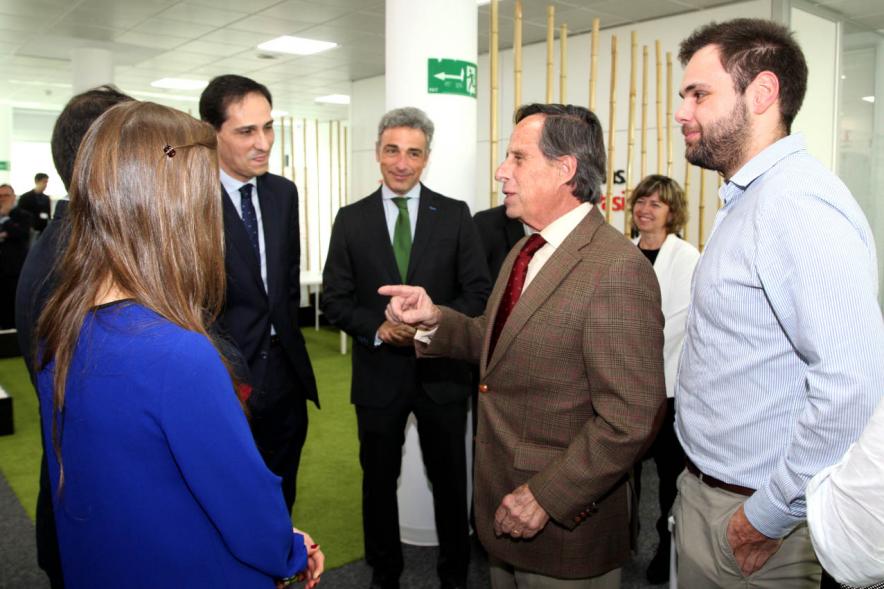 Visita a Empresa SIPAY - Imagen del alcalde García de Vinuesa charlando con algunas de las autoridades asistentes al acto.