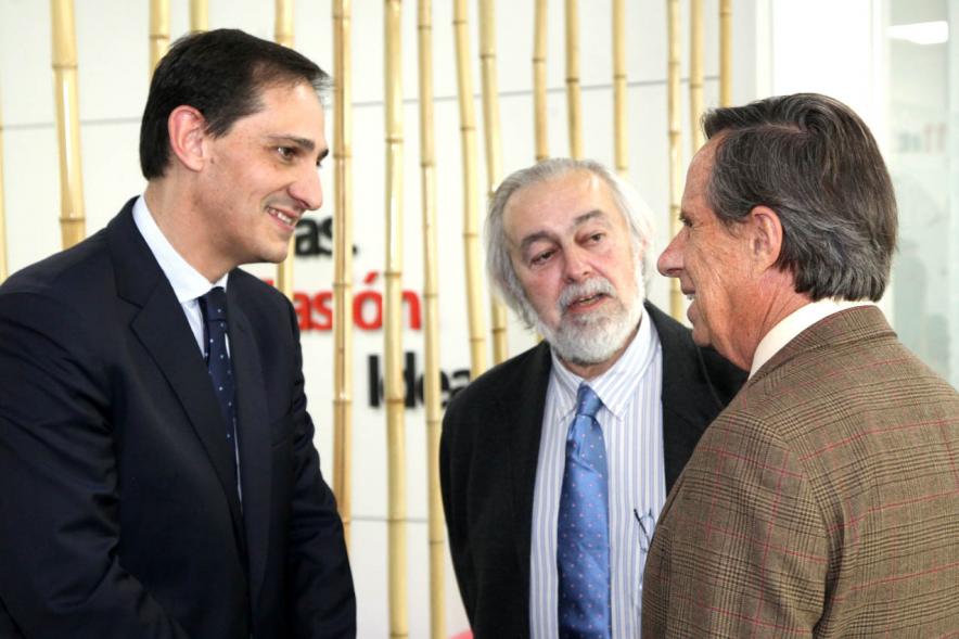 Visita a Empresa SIPAY - Imagen del  alcalde García de Vinuesa saludando al José Luis Nevado, CEO y Fundador de Sipay en presencia de otra persona.