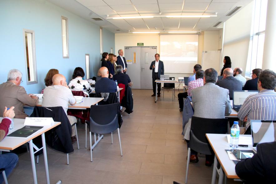 Inauguración Taller Smart Cities - Imagen lejana del alcalde García de Vinuesa dirigiéndose al público asistente.