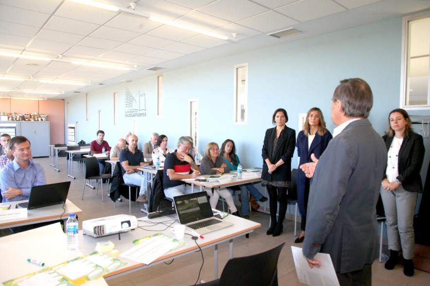 Inauguración Taller Smart Cities - Imagen del alcalde García de Vinuesa dirigiéndose al público asistente.