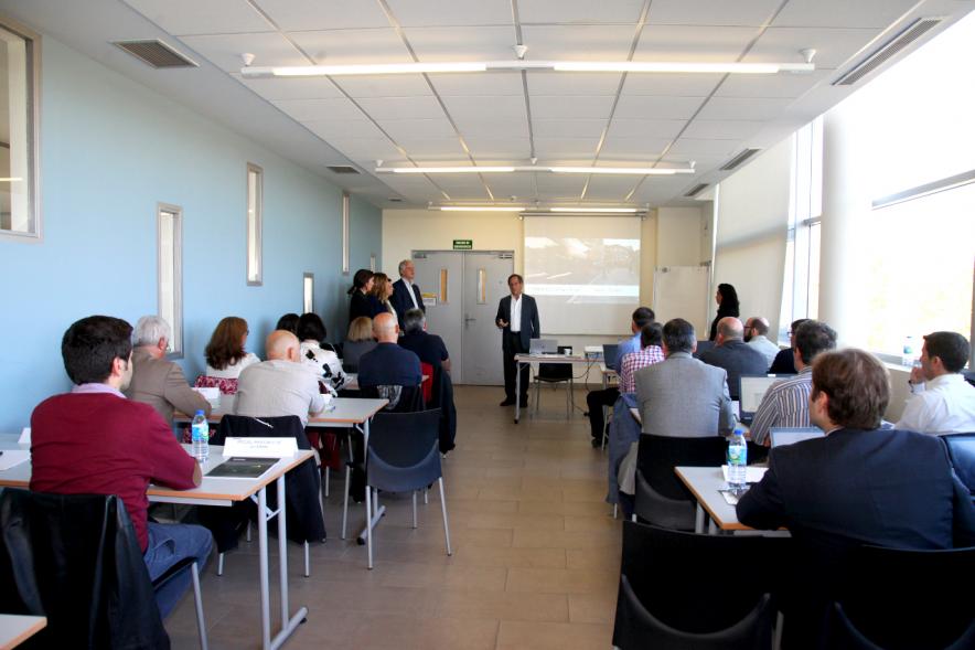 Inauguración Taller Smart Cities - Imagen lejana del alcalde García de Vinuesa dirigiéndose al público asistente.