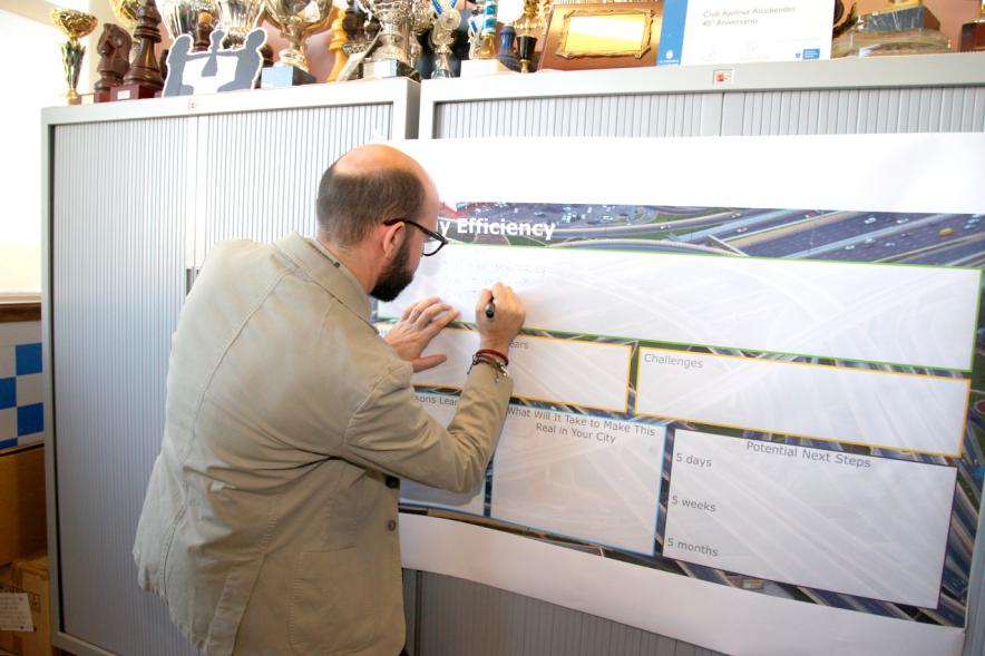 Inauguración Taller Smart Cities - Imagen de personal del ayuntamiento explicando el funcionamiento del Taller Smart Cities.