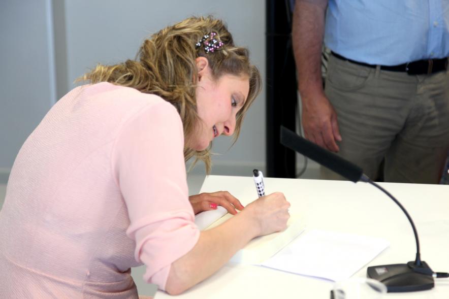 Presentación del Libro "Sombreros de Paja" de Itziar Matamoros - La autora firmando su libro.