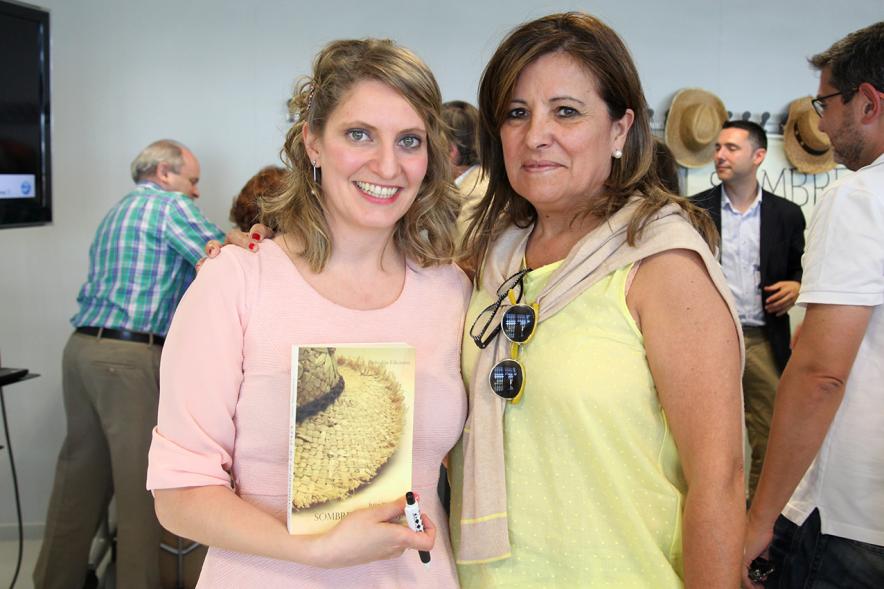 Presentación del Libro "Sombreros de Paja" de Itziar Matamoros -La autora con la concejal.