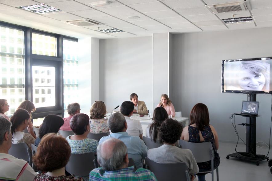 Presentación del Libro "Sombreros de Paja" de Itziar Matamoros - La autora y el alcalde con los asistentes.