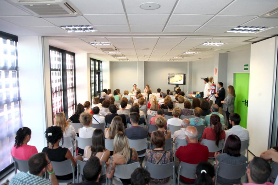 Presentación del Libro "Sombreros de Paja" de Itziar Matamoros -  Panorámica de los asistentes al acto.