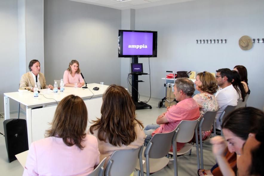 Presentación del Libro "Sombreros de Paja" de Itziar Matamoros -   El alcalde y la autora con los asistentes.