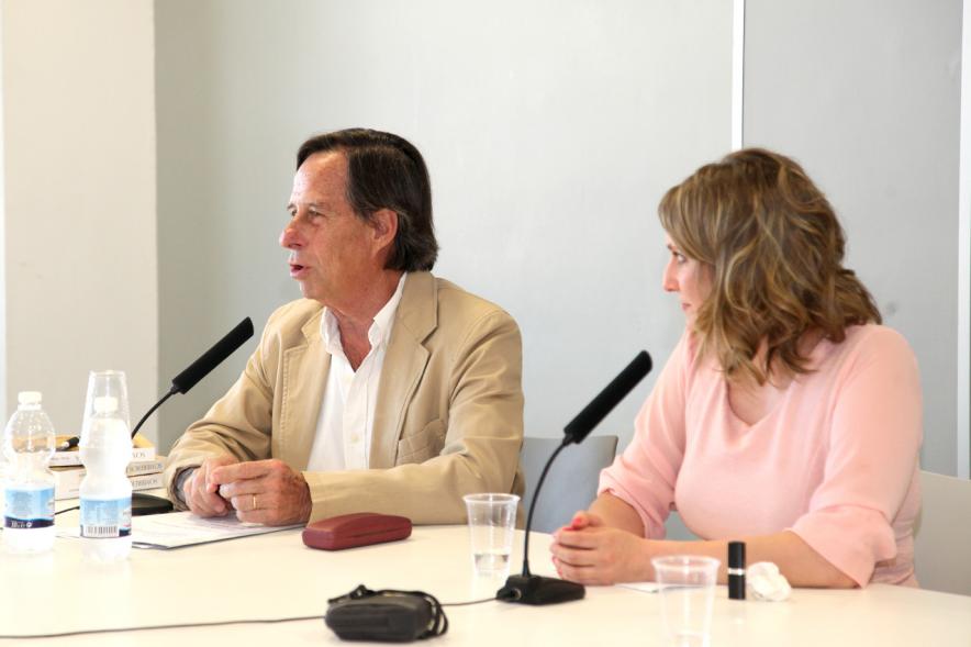 Presentación del Libro "Sombreros de Paja" de Itziar Matamoros -  El alcalde y la autora. 