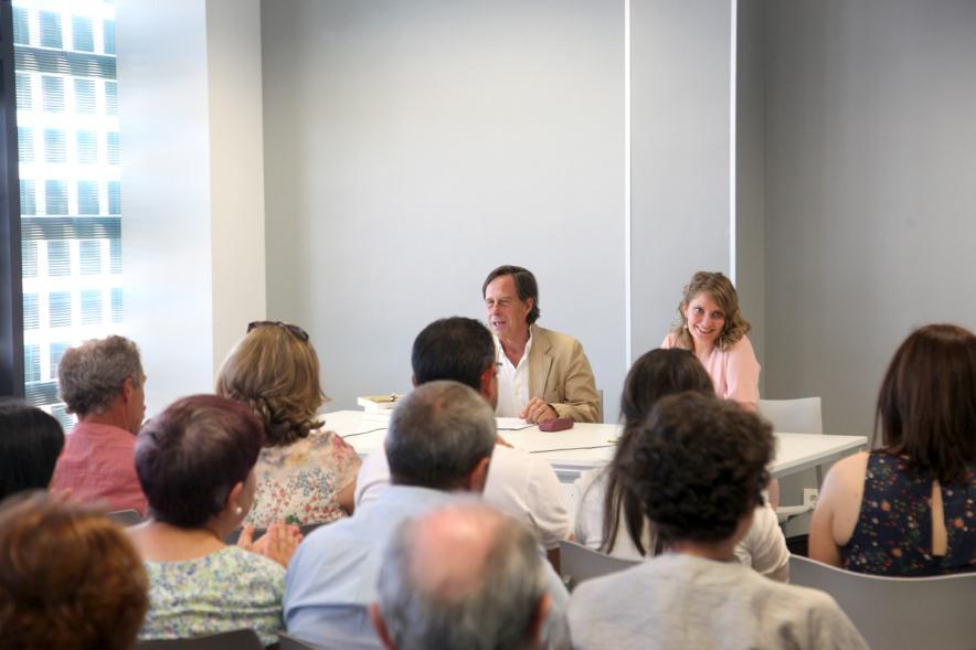 Presentación del Libro "Sombreros de Paja" de Itziar Matamoros -   El alcalde y la autora con los asistentes.
