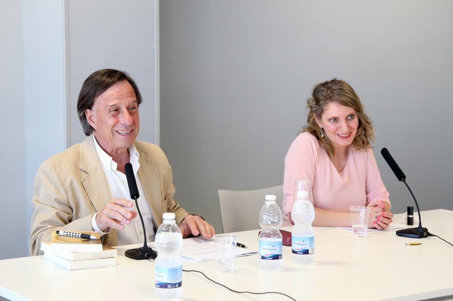 Presentación del Libro "Sombreros de Paja" de Itziar Matamoros -  El alcalde y la autora.