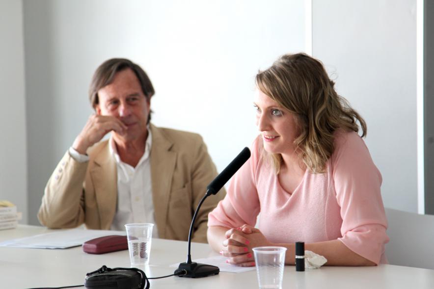 Presentación del Libro "Sombreros de Paja" de Itziar Matamoros -  El alcalde y la autora.