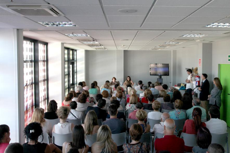 Presentación del Libro "Sombreros de Paja" de Itziar Matamoros - Panorámica de los asistentes.