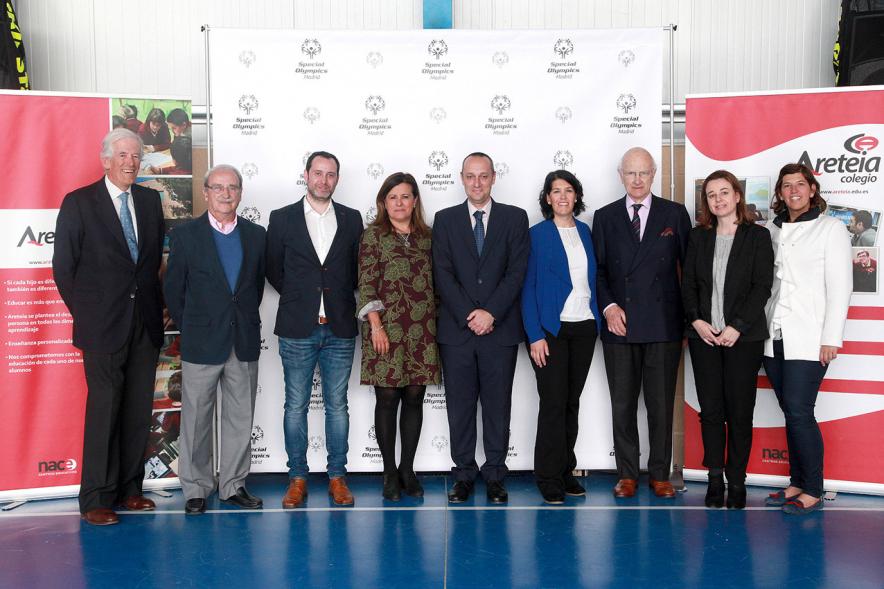 Presentación Escuela de Deportes Special Olympics - Imagen de autoridades asistentes al acto posando en el photocall.