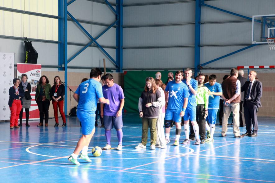 Presentación Escuela de Deportes Special Olympics - Imagen de un momento de un partido de futbol sala.
