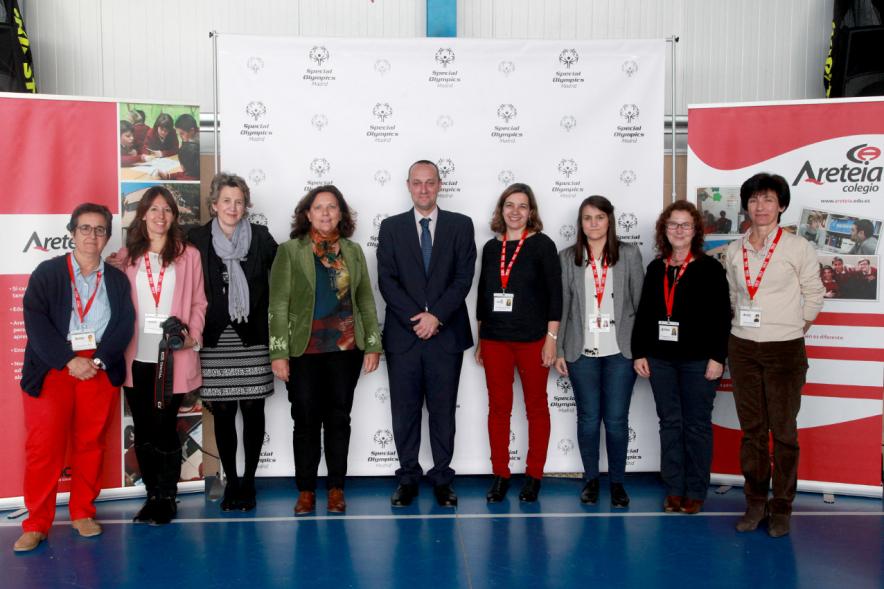 Presentación Escuela de Deportes Special Olympics - Imagen de autoridades asistentes al acto posando en el photocall.