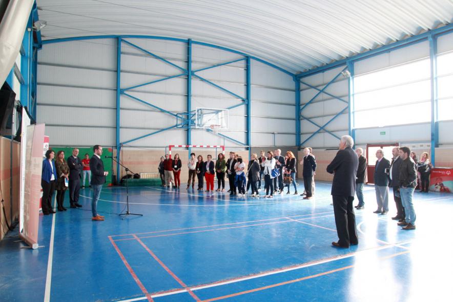 Presentación Escuela de Deportes Special Olympics -Imagen de una persona dirigiéndose al público asistente.