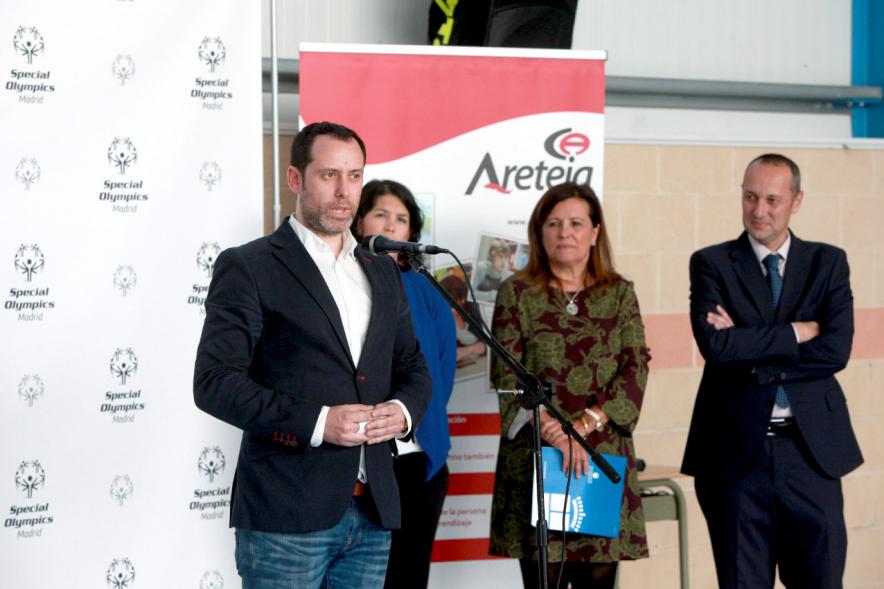 Presentación Escuela de Deportes Special Olympics - Imagen de una persona dirigiéndose al público asistente.