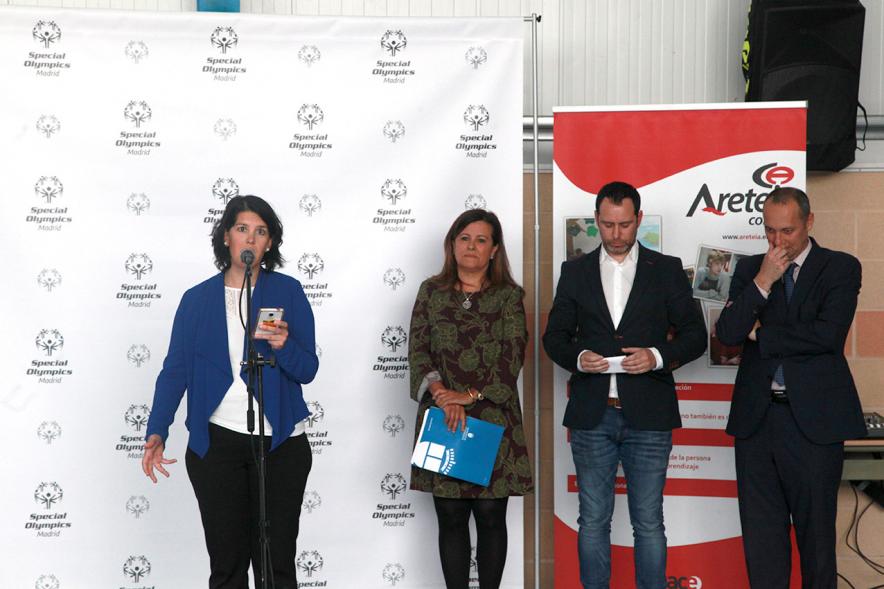 Presentación Escuela de Deportes Special Olympics - Imagen de autoridades asistentes al acto posando en el photocall.