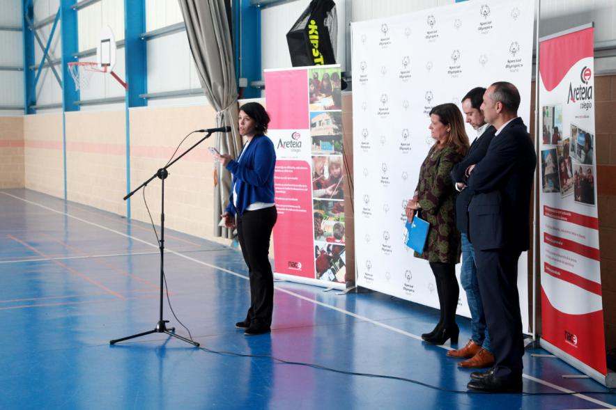 Presentación Escuela de Deportes Special Olympics - Imagen de una persona dirigiéndose al público asistente.