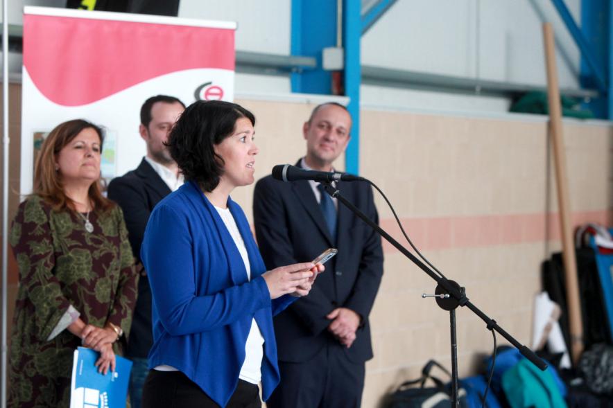 Presentación Escuela de Deportes Special Olympics - Imagen de una persona dirigiéndose al público asistente.