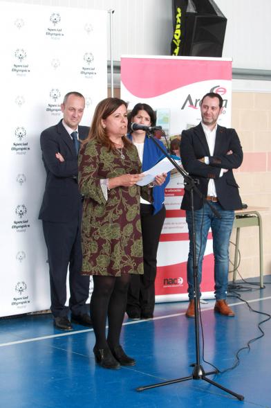 Presentación Escuela de Deportes Special Olympics - Imagen de una persona dirigiéndose al público asistente.