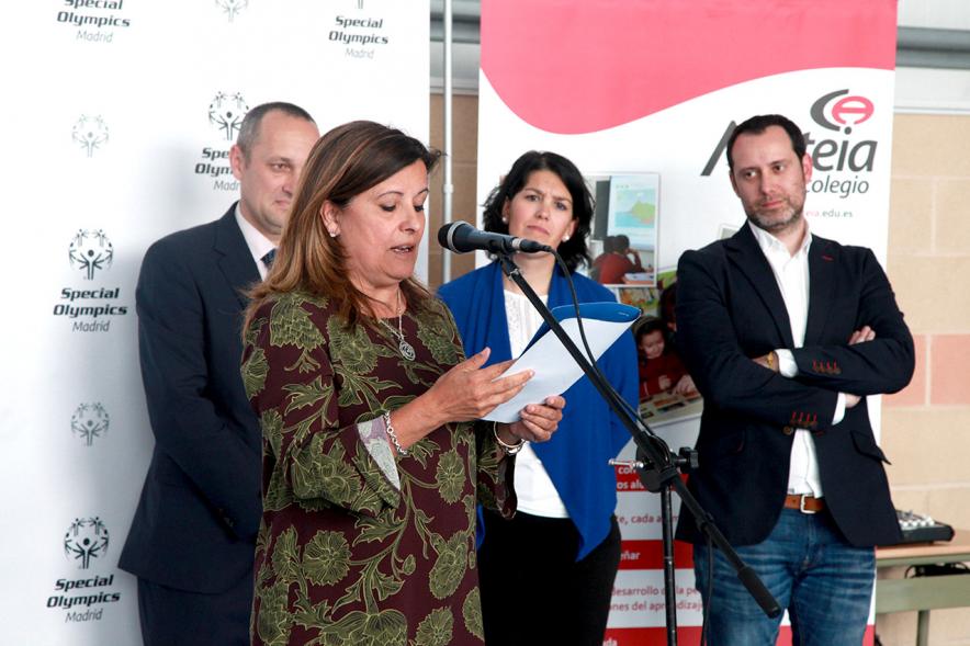 Presentación Escuela de Deportes Special Olympics - Imagen de una persona dirigiéndose al público asistente.