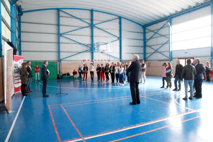 Presentación Escuela de Deportes Special Olympics - Imagen de una persona dirigiéndose al público asistente.