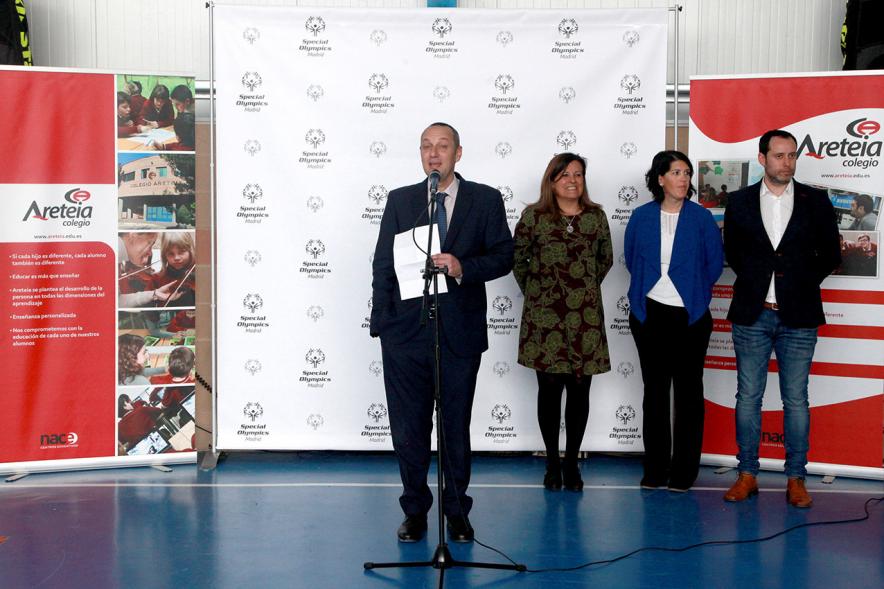 Presentación Escuela de Deportes Special Olympics - Imagen de una persona dirigiéndose al público asistente.