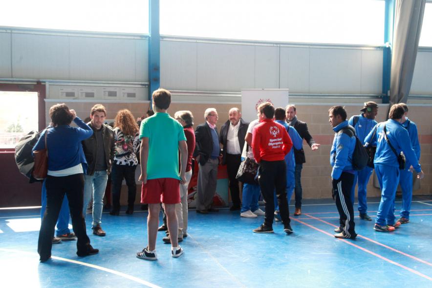 Presentación Escuela de Deportes Special Olympics -  Imagen de las autoridades presentes en el acto y los jugadores de futbol sala.
