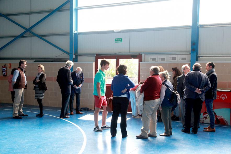 Presentación Escuela de Deportes Special Olympics -  Imagen de las autoridades presentes en el acto y los jugadores de futbol sala.