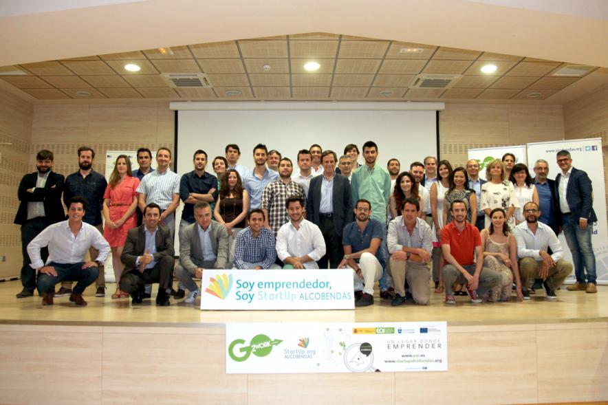 Selección de Proyectos Vª Edición StartUp Alcobendas -  Imagen de un posado conjunto del alcalde García de Vinuesa y todos los participantes.