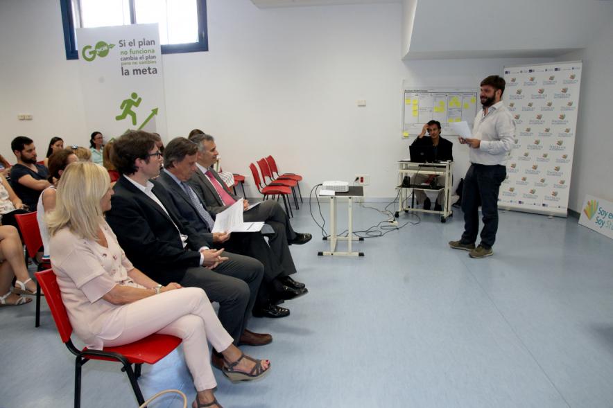 Presentación de Empresas Aceleradas por el Programa StartUp Alcobendas - Imagen lateral de  los sres.  García de Vinuesa, D. Agustín Martin.