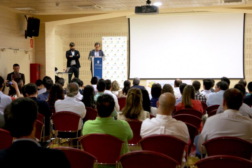 Selección de Proyectos Vª Edición StartUp Alcobendas - Imagen vista panorámica del alcalde García de Vinuesa dirigiéndose al público asistente al acto.