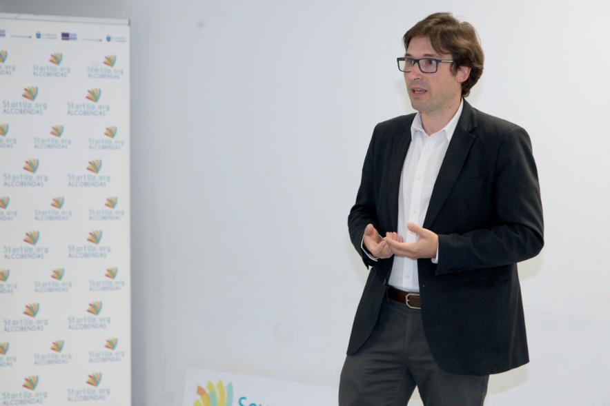 Presentación de Empresas Aceleradas por el Programa StartUp Alcobendas - Primer plano de D. Agustín Martín. 