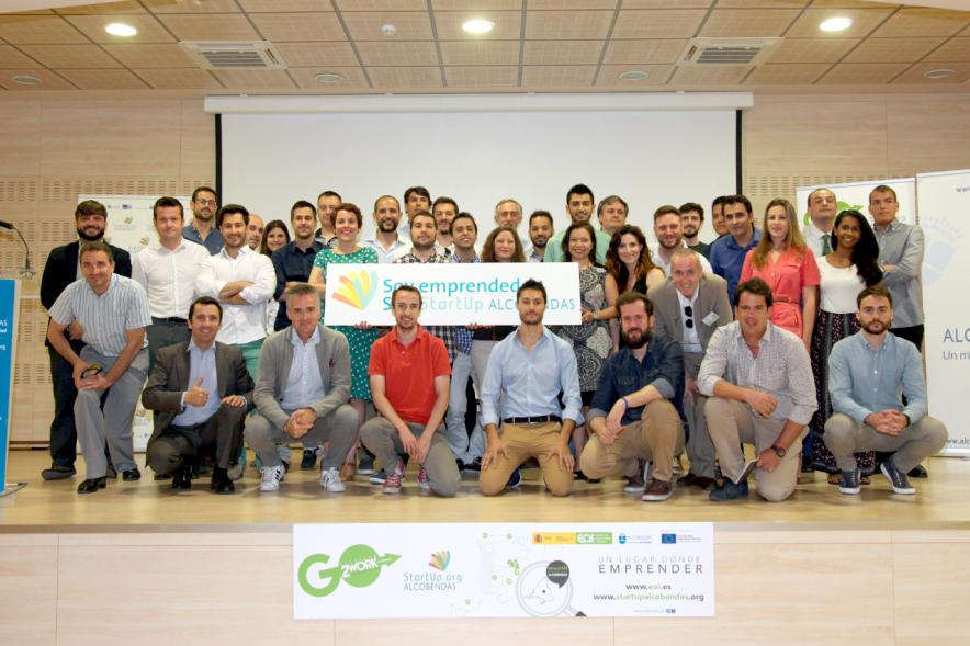 Selección de Proyectos Vª Edición StartUp Alcobendas - Imagen de un posado conjunto del alcalde García de Vinuesa y todos los participantes.