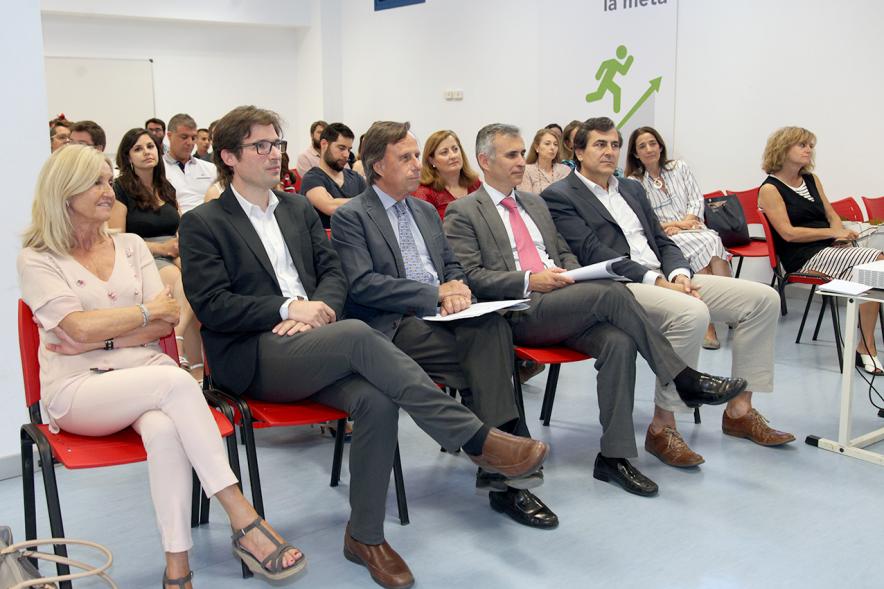 Presentación de Empresas Aceleradas por el Programa StartUp Alcobendas - Primera fila  de asientos  con  el alcalde García de Vinuesa, d. Agustín Martin, d.  Fernando  Martínez.