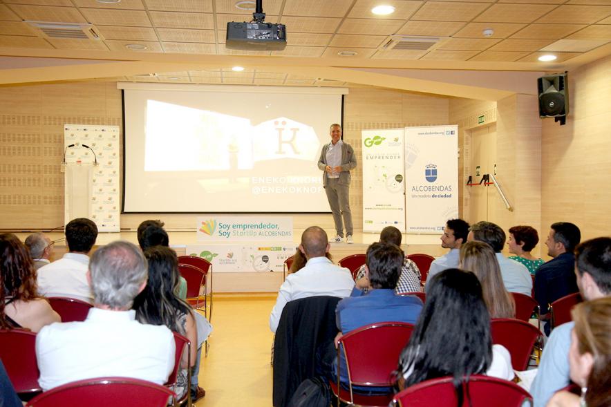 Selección de Proyectos Vª Edición StartUp Alcobendas - Imagen de uno de los ponentes dirigiéndose al público asistente.