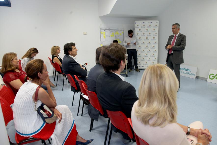 Presentación de Empresas Aceleradas por el Programa StartUp Alcobendas - Imagen de uno de los presentadores  dirigiéndose a la sala.