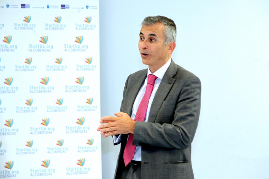 Presentación de Empresas Aceleradas por el Programa StartUp Alcobendas - Imagen de uno de los presentadores.