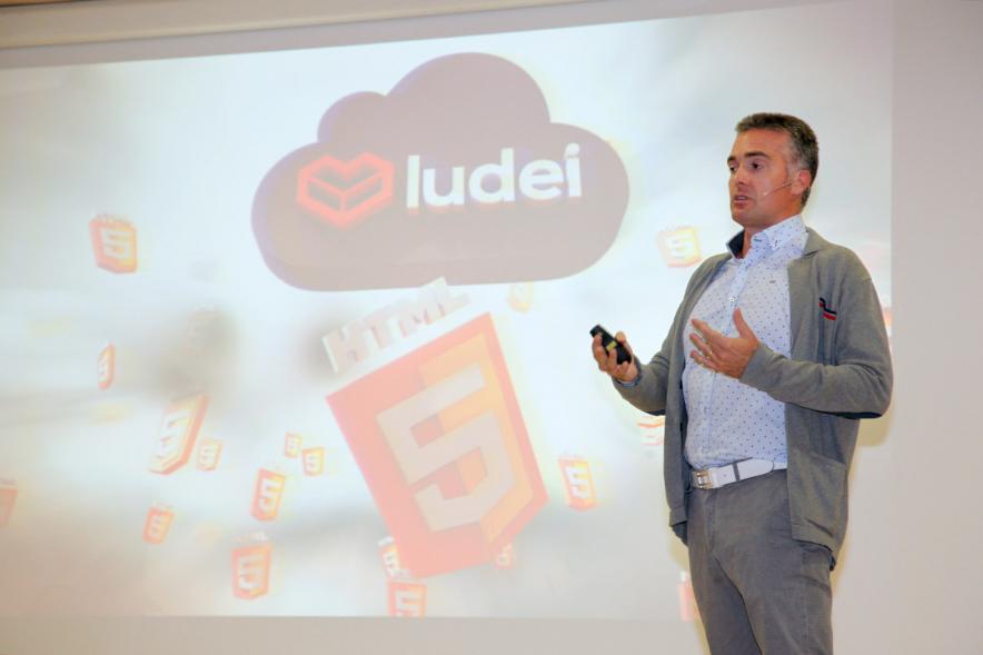 Selección de Proyectos Vª Edición StartUp Alcobendas - Imagen de uno de los ponentes dirigiéndose al público asistente.