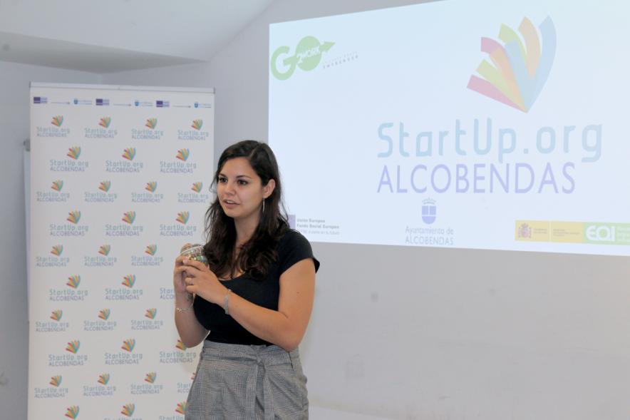 Presentación de Empresas Aceleradas por el Programa StartUp Alcobendas - Imagen de una de las presentadoras.   