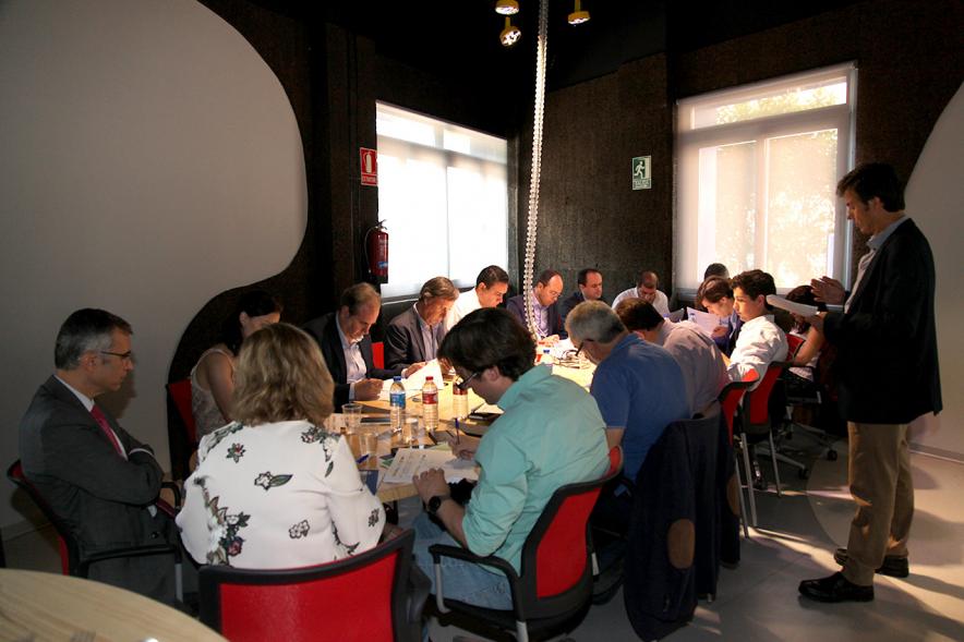 Selección de Proyectos Vª Edición StartUp Alcobendas - Imagen de una mesa redonda, donde están trabajando.