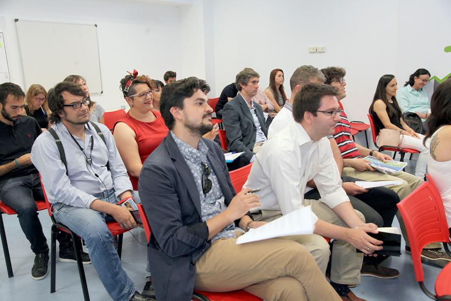 Presentación de Empresas Aceleradas por el Programa StartUp Alcobendas -  Imagen lateral de la fila de asientos con los emprendedores.