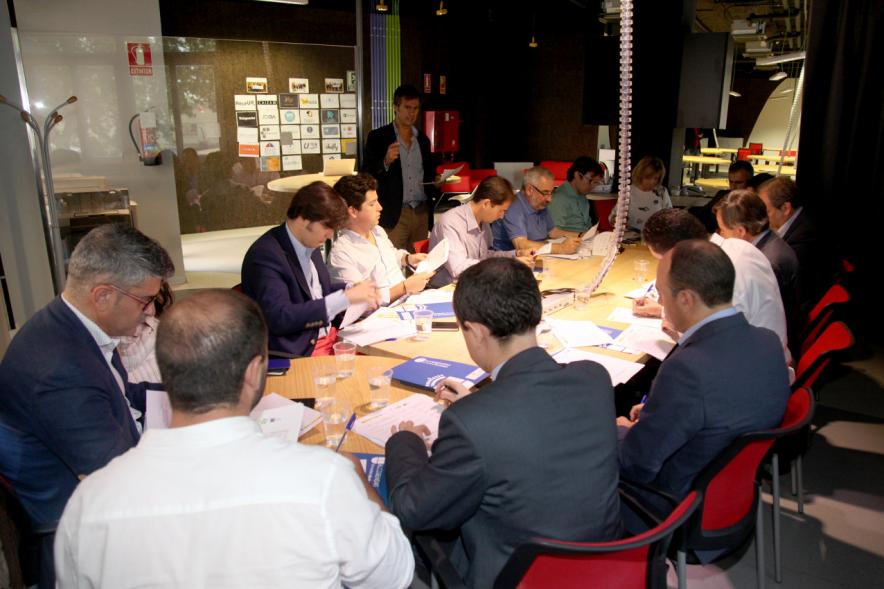 Selección de Proyectos Vª Edición StartUp Alcobendas - Imagen de una mesa redonda, donde están trabajando.