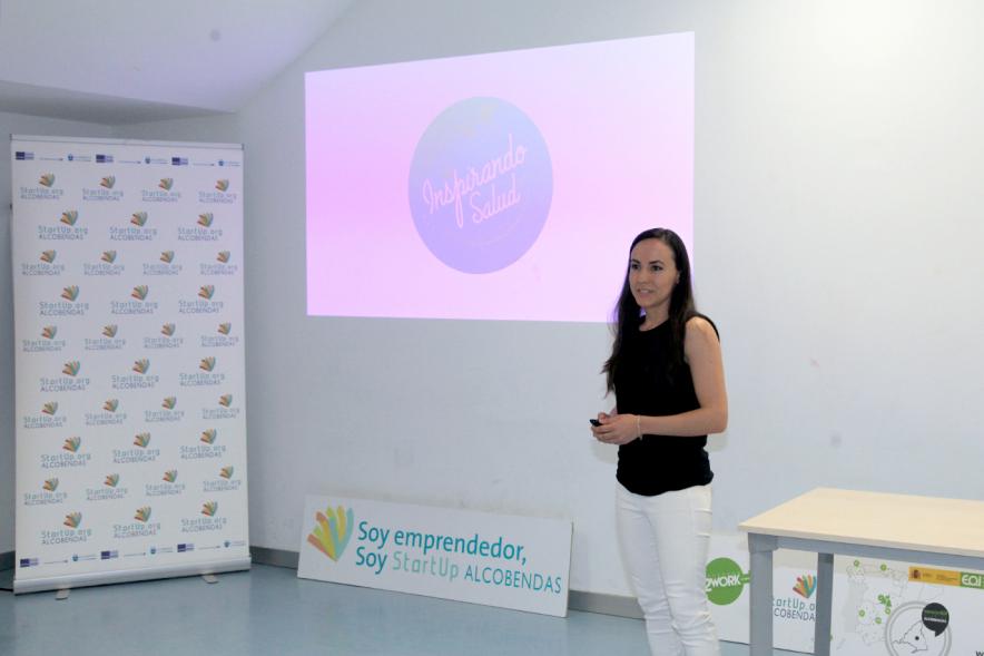 Presentación de Empresas Aceleradas por el Programa StartUp Alcobendas - Imagen de una presentadora con una diapositiva proyectada.
