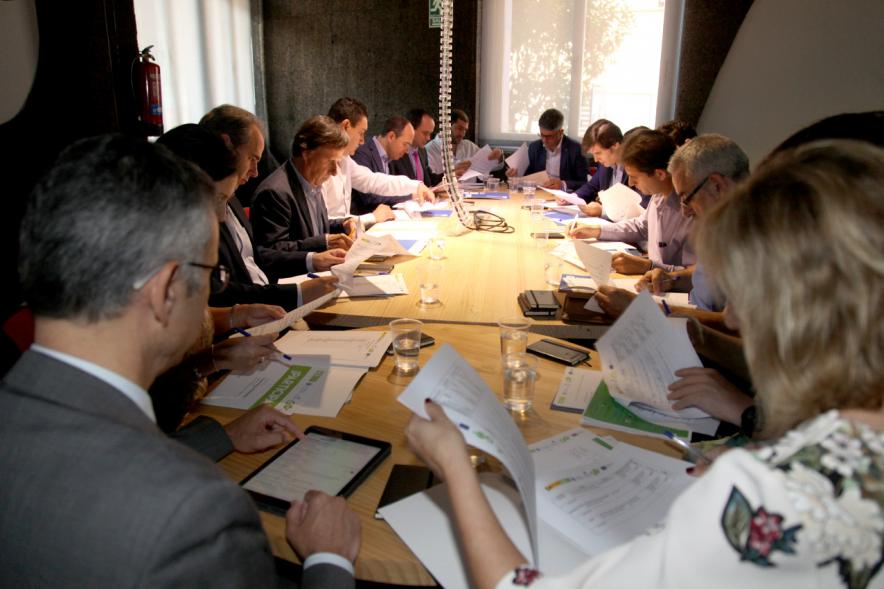Selección de Proyectos Vª Edición StartUp Alcobendas - Imagen de una mesa redonda, donde están trabajando.