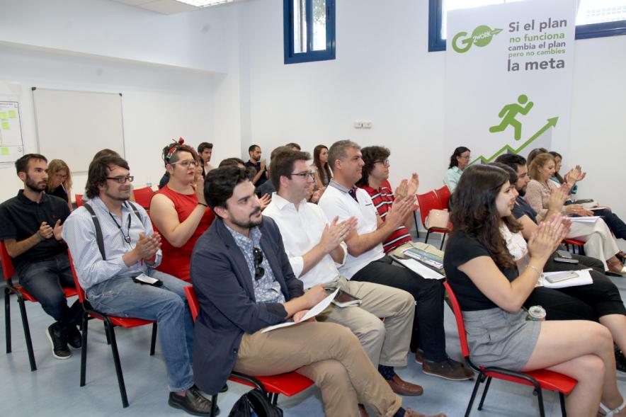 Presentación de Empresas Aceleradas por el Programa StartUp Alcobendas - Imagen lateral de la  sala con los emprendedores.