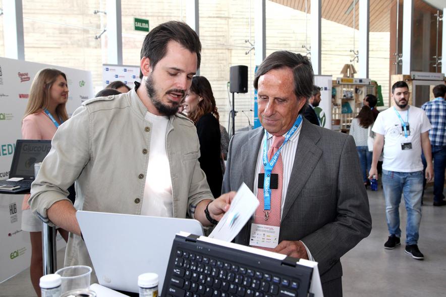 Media Day StartUp Alcobendas - El alcalde con un participante.