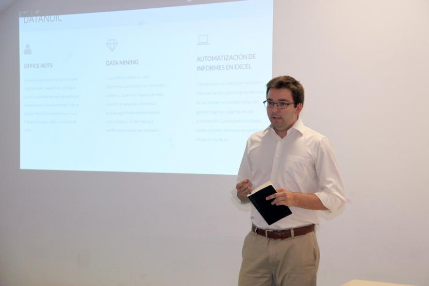 Presentación de Empresas Aceleradas por el Programa StartUp Alcobendas - Primer plano de uno de los presentadores.