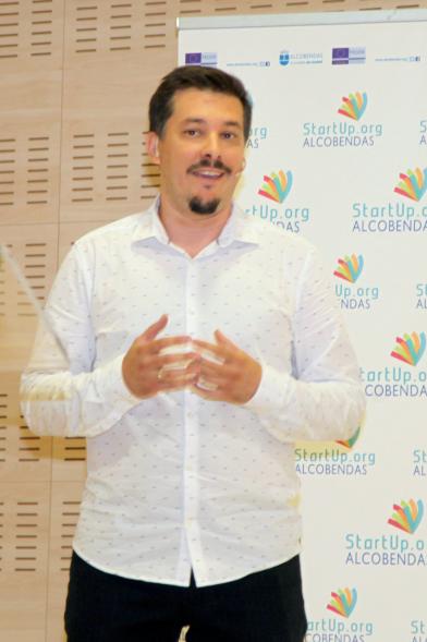 Selección de Proyectos Vª Edición StartUp Alcobendas - Imagen de uno de los ponentes dirigiéndose al público asistente.